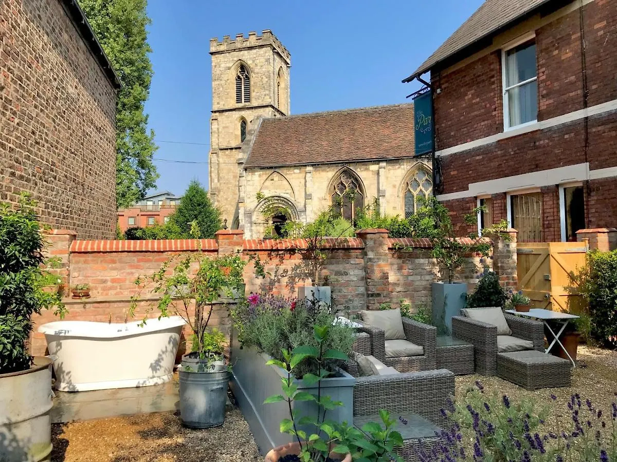City Centre Luxury Holiday House With Outdoor Bath And Parking York